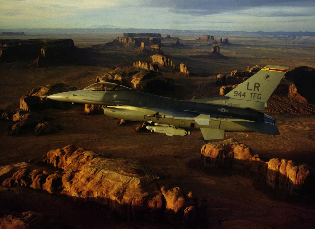 F-16C_over_Monument_Valley.jpg (93064 bytes)
